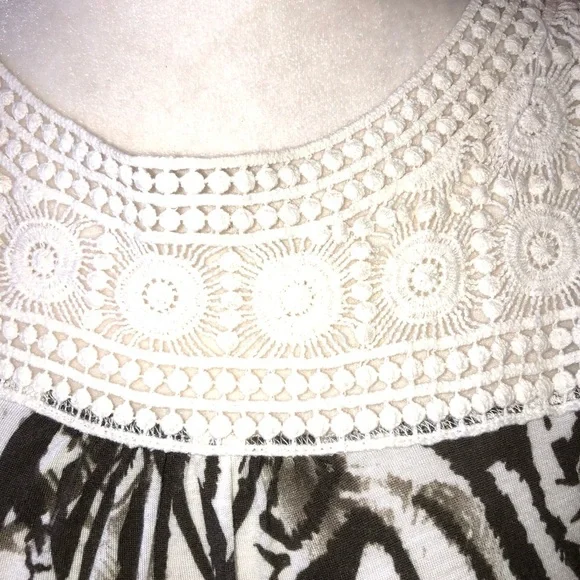 PLEIONE SIZE MEDIUM DARK GREEN AND WHITE SLEEVELESS TOP WITH EMBROIDERED CHEST - Picture 3 of 5